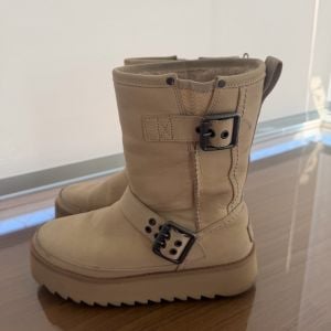 bota de neve ugg bege 143885630?action_source=72965&ref=home_home&rsp=1&rspix=1