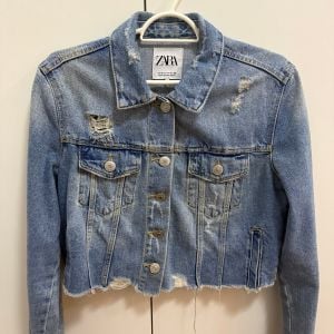 jaqueta jeans zara cropped feminina m 145831790?action_source=31319&ref=home_home&rsp=1&rspix=1