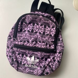 mini mochila adidas lilas logo 132133926?action_source=67388&ref=home_home&rsp=1&rspix=1
