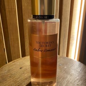 body splash victoria s secret amber romance fragrance mist brume perfumee volume da unidade 127633485?action_source=76403&ref=home_home&rsp=1&rspix=1