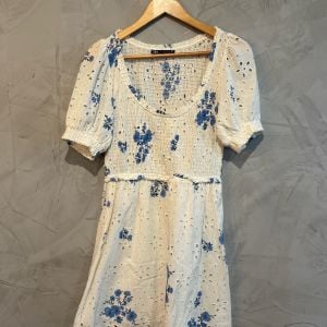 vestido zara laise branco com flores azuis 139476559?action_source=31319&ref=home_home&rsp=1&rspix=1
