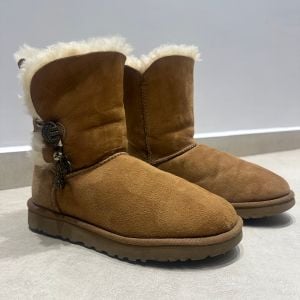 bota ugg bailey button caramelo 36 151648506?action_source=74123&ref=home_home&rsp=1&rspix=1