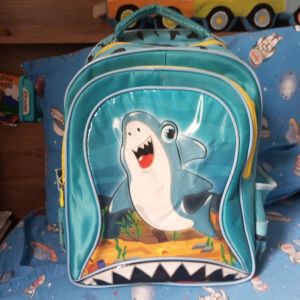 mochila infantil tubarao 129343718?action_source=66794&ref=home_home&rsp=1&rspix=1
