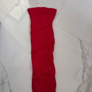 vestido midi vermelho bershka 137842606?action_source=69599&ref=home_home&rsp=1&rspix=1