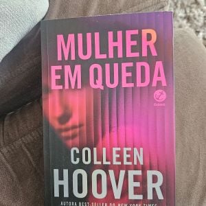 livro mulher em queda colleen hoover 150162300?action_source=76402&ref=home_home&rsp=1&rspix=1