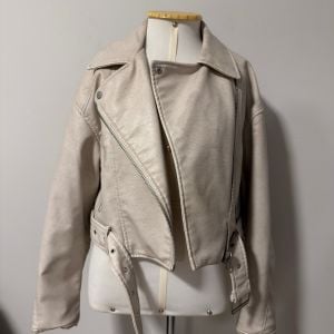 jaqueta zara biker off white m 149879340?action_source=75473&ref=home_home&rsp=1&rspix=1