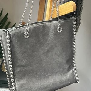 bolsa zara cinza com correntes prata 150632901?action_source=75868&ref=home_home&rsp=1&rspix=1