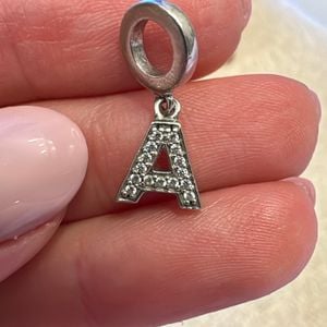 berloque letra a com pedras incolores 131404260?action_source=67326&ref=home_home&rsp=1&rspix=1