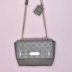 bolsa guess cinza crossover 131968232?action_source=71545&ref=home_home&rsp=1&rspix=1