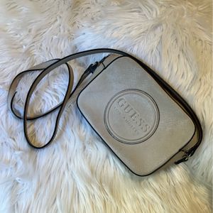 bolsa off white da guess 113333042?action_source=70655&ref=home_home&rsp=1&rspix=1