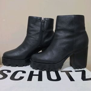 bota schutz preta em couro salto medio cano curto numero 33 calca 34 144976948?action_source=72470&ref=home_home&rsp=1&rspix=1