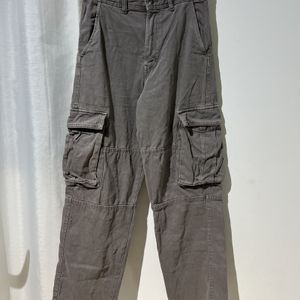 calca bershka cargo cinza 140111015?action_source=69599&ref=home_home&rsp=1&rspix=1