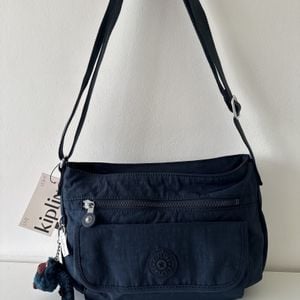 bolsa kipling transversal azul marinho modelo k8ui possui chaveiro de macaco tag importada eua 145480307?action_source=64648&ref=home_home&rsp=1&rspix=1