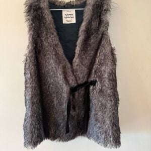 colete feminino zara pelo sintetico cinza 142277631?action_source=70522&ref=home_home&rsp=1&rspix=1