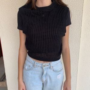 colete em trico curto preto 112459519?action_source=68872&ref=home_home&rsp=1&rspix=1