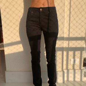 calca jeans sarja preta 134350783?action_source=71711&ref=home_home&rsp=1&rspix=1