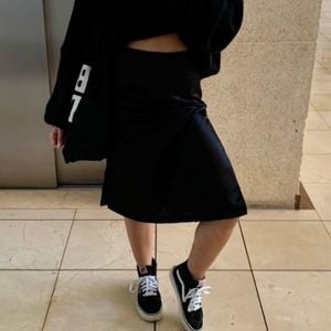 saia midi de cetim preta pp 137781132?action_source=68872&ref=home_home&rsp=1&rspix=1