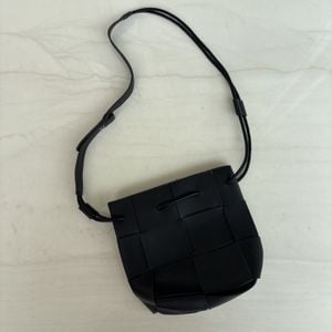 bolsa transversal preta trancada 151953535?action_source=76035&ref=home_home&rsp=1&rspix=1