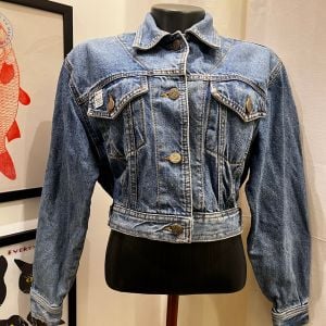 jaqueta jeans cropped com botoes vitorianos vintage cgc 148189550?action_source=67222&ref=home_home&rsp=1&rspix=1