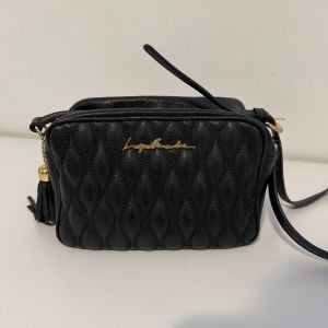 bolsa luiza barcelos transversal preta 153425421?action_source=77487&ref=home_home&rsp=1&rspix=1