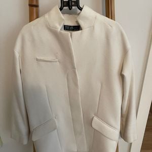 casaco inverno zara branco 145883435?action_source=75013&ref=home_home&rsp=1&rspix=1