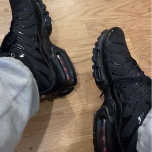 tenis nike tn preto 121520075?action_source=31946&ref=home_home&rsp=1&rspix=1