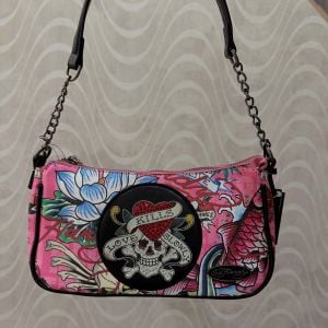 bolsa ed hardy rosa 141706927?action_source=72701&ref=home_home&rsp=1&rspix=1