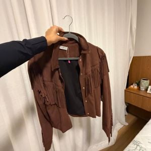 jaqueta suede infinite black marrom 150860675?action_source=72470&ref=home_home&rsp=1&rspix=1
