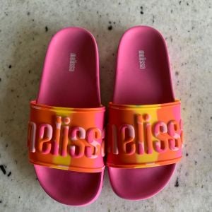 chinelo melissa slide rosa 37 151828676?action_source=76405&ref=home_home&rsp=1&rspix=1