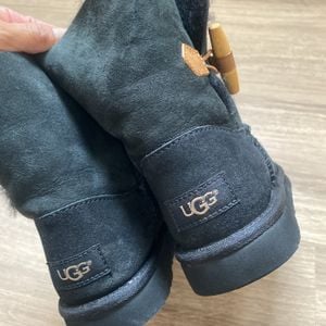 bota ugg preta 33 34 144637091?action_source=72965&ref=home_home&rsp=1&rspix=1