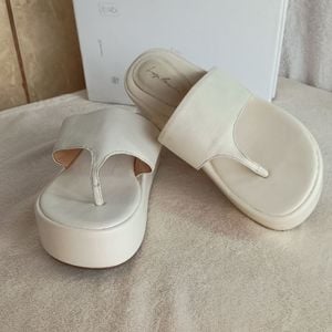 flat sandalia plataforma off white 38 luiza barcelos 135460301?action_source=67884&ref=home_home&rsp=1&rspix=1