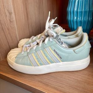 tenis adidas superstar feminino 128673334?action_source=65407&ref=home_home&rsp=1&rspix=1
