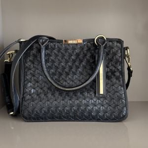 bolsa tote santa lolla tresse preta 150342916?action_source=67222&ref=home_home&rsp=1&rspix=1