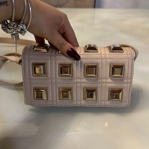 bolsa zara bege com tachas 151918015?action_source=75772&ref=home_home&rsp=1&rspix=1