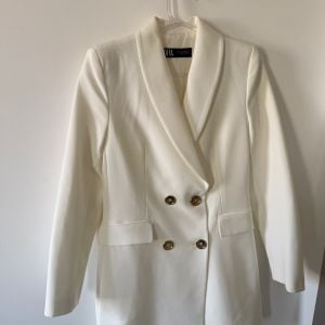 blazer zara feminino branco p 144973405?action_source=67222&ref=home_home&rsp=1&rspix=1