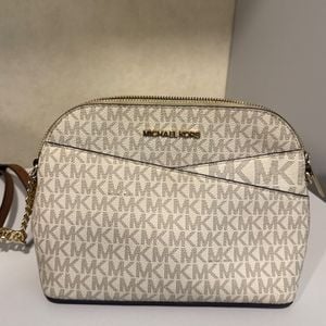 bolsa michael kors monograma 150419300?action_source=76035&ref=home_home&rsp=1&rspix=1
