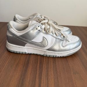 tenis nike dunk low feminino branco prata 147022634?action_source=31946&ref=home_home&rsp=1&rspix=1