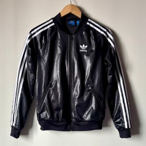 jaqueta adidas originals preta feminina 150102945?action_source=75473&ref=home_home&rsp=1&rspix=1