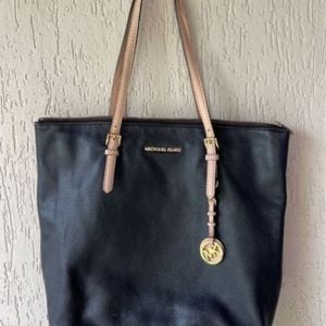 bolsa preta michael kors 137571179?action_source=68872&ref=home_home&rsp=1&rspix=1