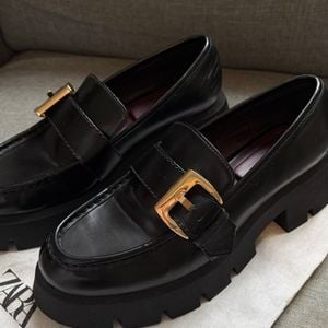 mocassim tratorado zara preto fivela dourada 40 153219161?action_source=77124&ref=home_home&rsp=1&rspix=1