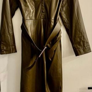 vestido zara couro ecologico verde militar 147938007?action_source=67222&ref=home_home&rsp=1&rspix=1