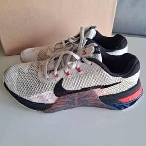 tenis crossfit nike metcon 7 feminino branco 135909361?action_source=67884&ref=home_home&rsp=1&rspix=1