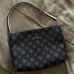 bolsa de ombro guess novinha monograma 91951649?action_source=70655&ref=home_home&rsp=1&rspix=1