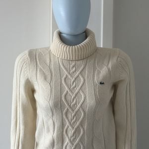 sueter feminino lacoste gola alta off white 147664450?action_source=31319&ref=home_home&rsp=1&rspix=1