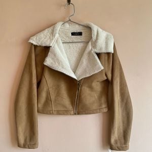 jaqueta cropped marrom e beige camurca sintetica com pelinho inverno casaco pelucia 137407187?action_source=70094&ref=home_home&rsp=1&rspix=1