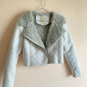 jaqueta cinza cropped inverno camurca sintetica com forro de pelinho pelucia casaco sobretudo agas 137226717?action_source=70094&ref=home_home&rsp=1&rspix=1