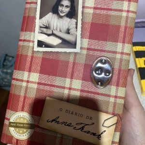 livro o diario de anne frank capa dura 148029331?action_source=75770&ref=home_home&rsp=1&rspix=1