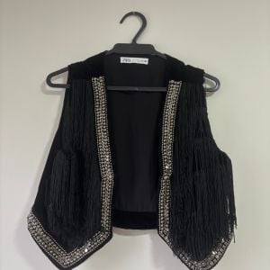 conjunto zara colete e saia franjas preto p 152188767?action_source=77124&ref=home_home&rsp=1&rspix=1