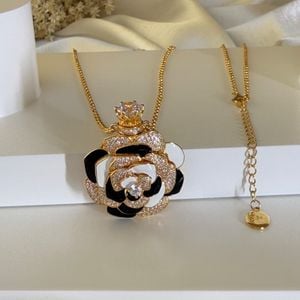 colar perfumeiro camelia cravejado banho de ouro 18k 118870642?action_source=72470&ref=home_home&rsp=1&rspix=1