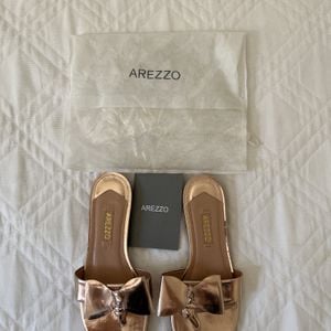 sandalia rasteira arezzo metalizada dourada 139096488?action_source=63593&ref=home_home&rsp=1&rspix=1